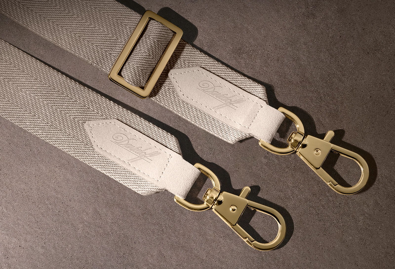  Die Riemen des Travel Humidor Urban. 