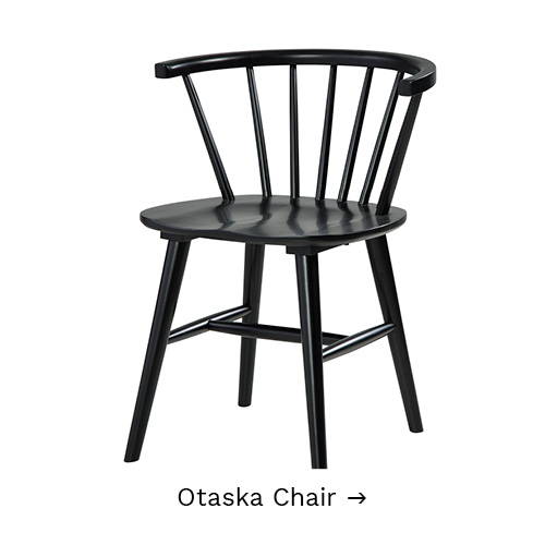 Otaska side chair in gloss black. 