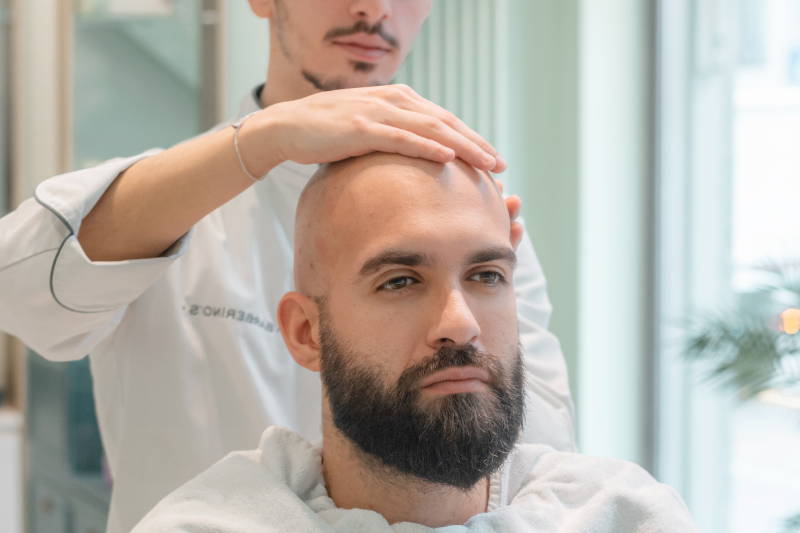 Acconciatura e taglio di capelli da uomo con macchina da barba da barbiere  taglio di capelli per uomo servizio di parrucchiere con rasoio in un  moderno negozio di barbiere in un lampo
