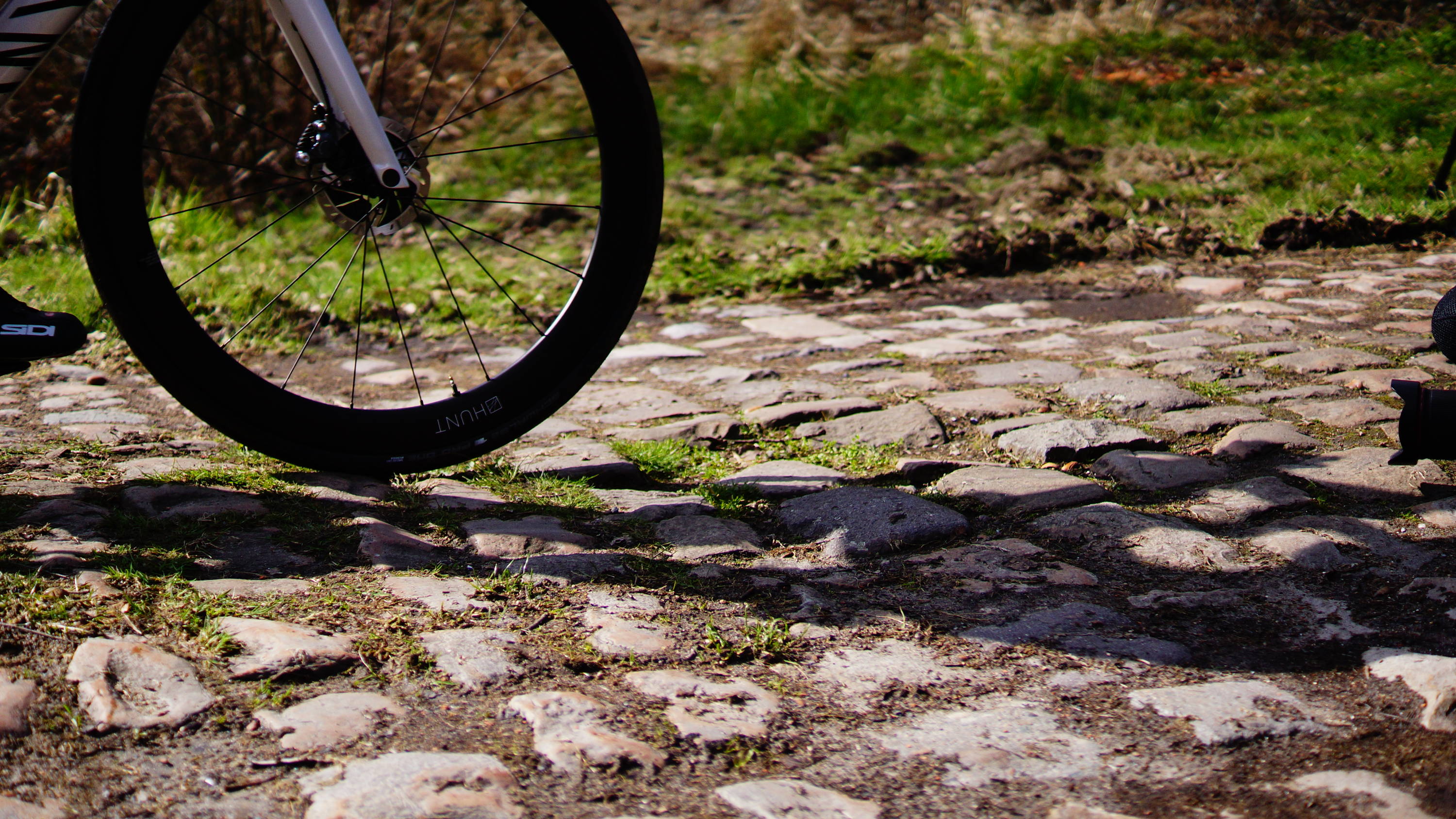 Wheel riding on cobbles