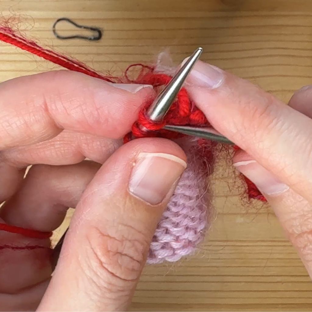 I-Cord anstricken. Schritt 4.: Strick die erste Masche rechts.