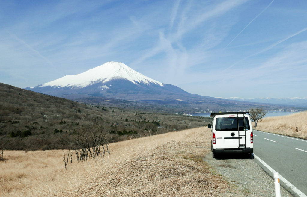 バンライフの道中　富士山とV-01(ハイエースベース)