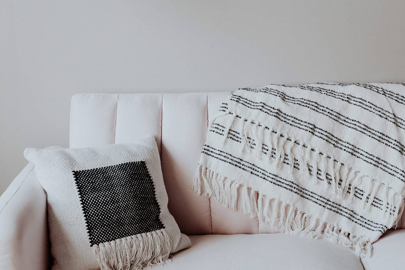 White sofa on a white wall - interior design black and white | Metal shack