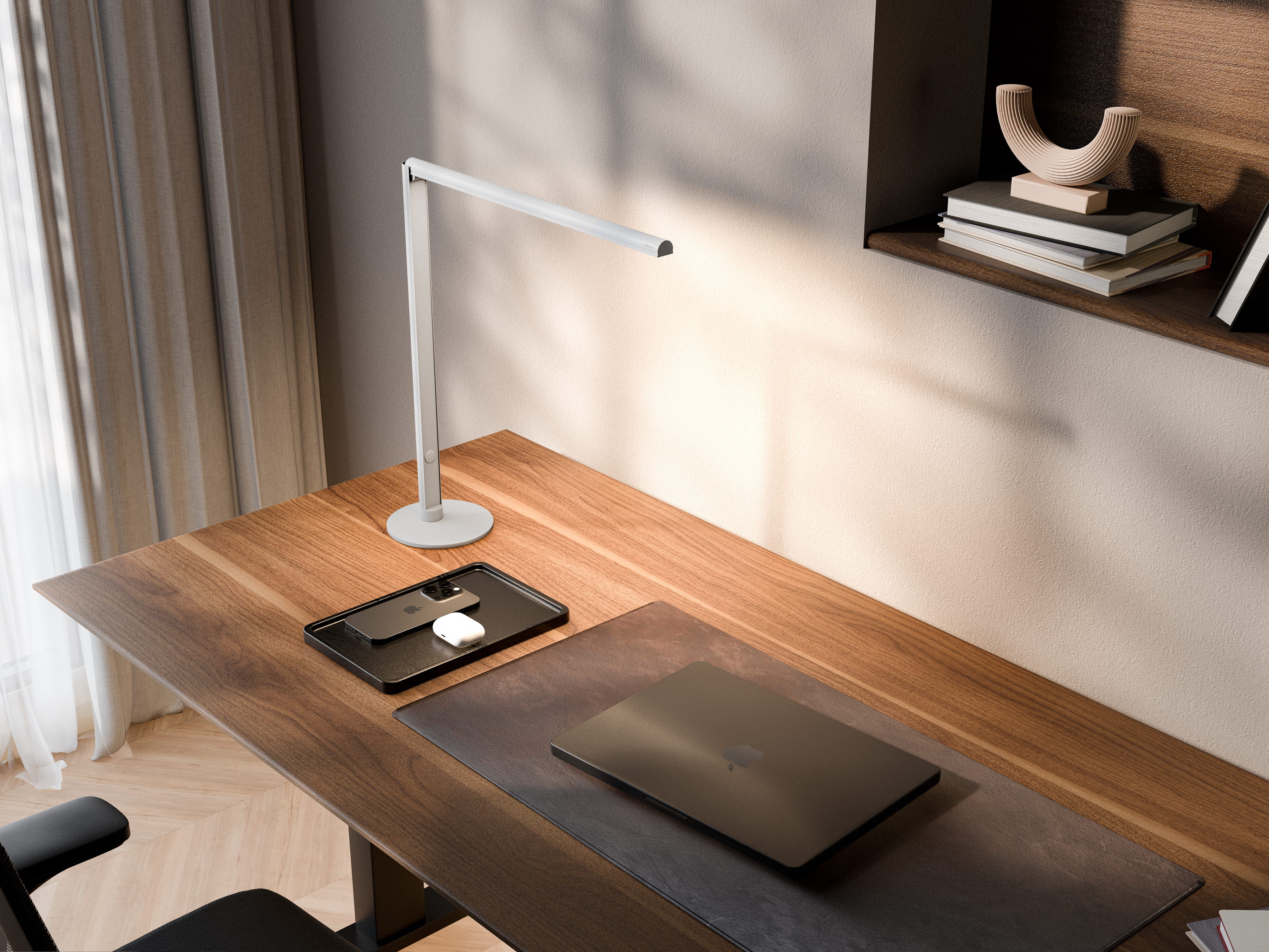 Prix Red Dot « Best of the Best » 2026 : le bureau ofinto Lumino en blanc, intégré dans un espace de travail à domicile épuré, composé d'un meuble ofinto Elevate avec un plateau en noyer