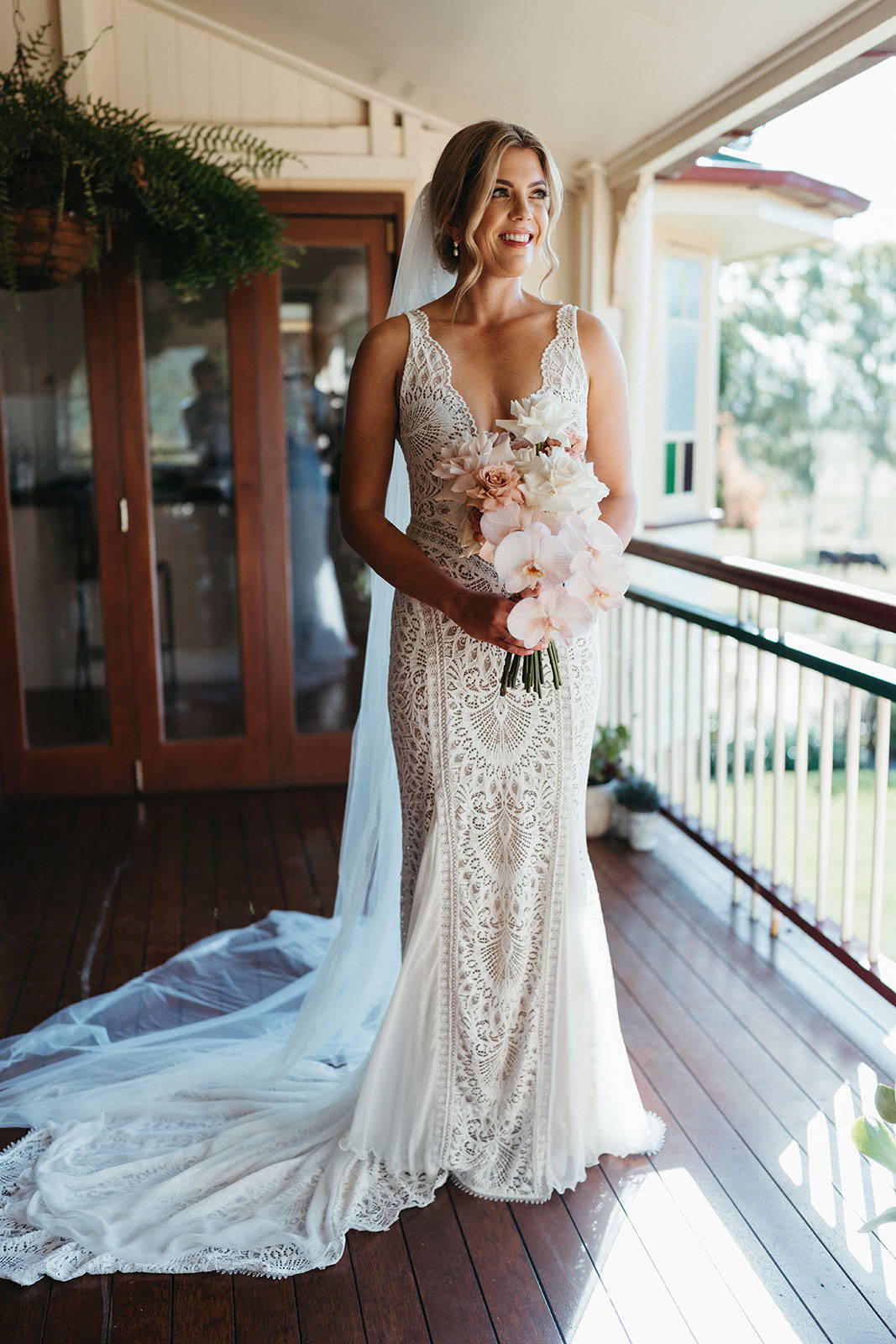 Braut im Brautkleid mit Blumenstrauß