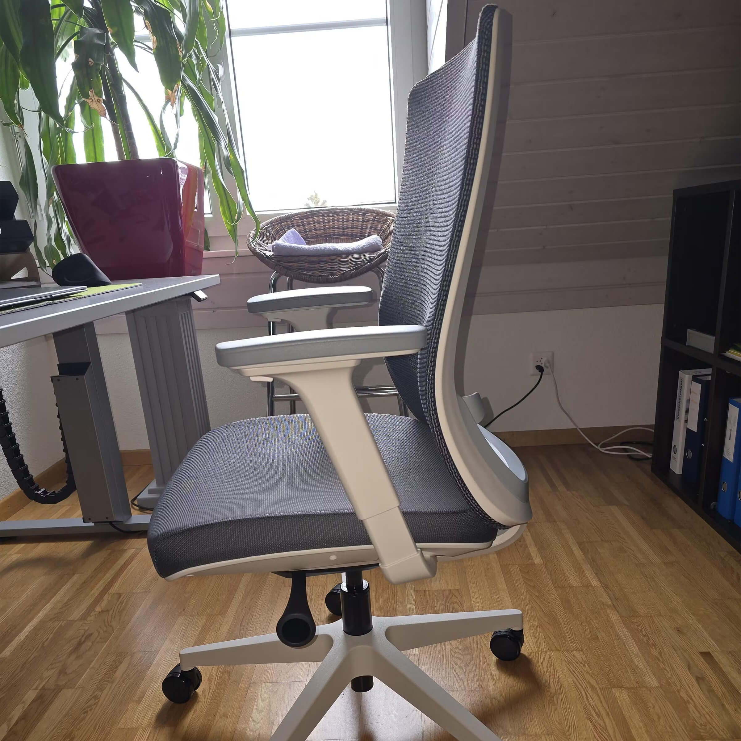 Weisser ofinto Ergo in einem komfortablen Home Office