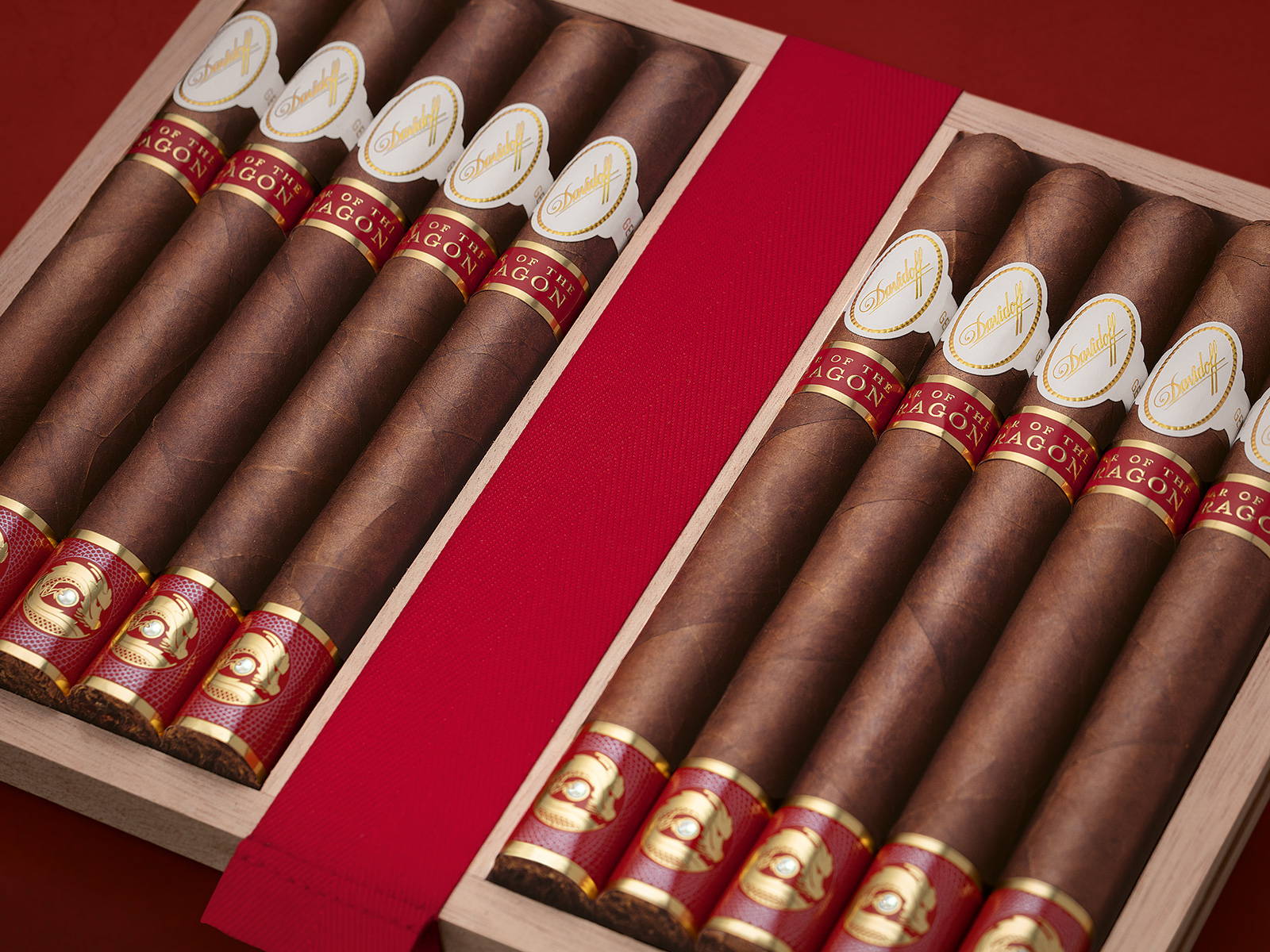 10 Davidoff Year of the Dragon Limited Edition Double-Corona-Zigarren in ihrer geöffneten Kiste.