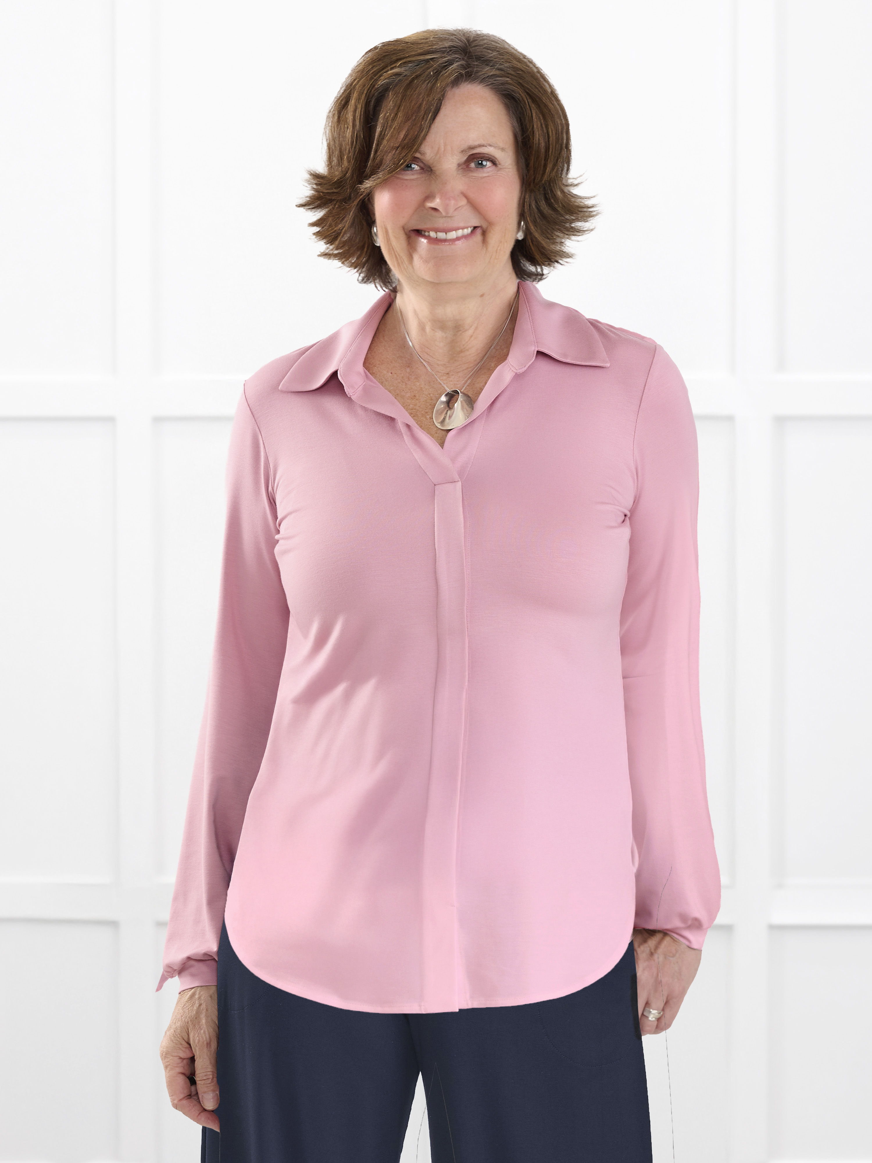 Woman wearing Miik's Lucia collared shirt in rosebud