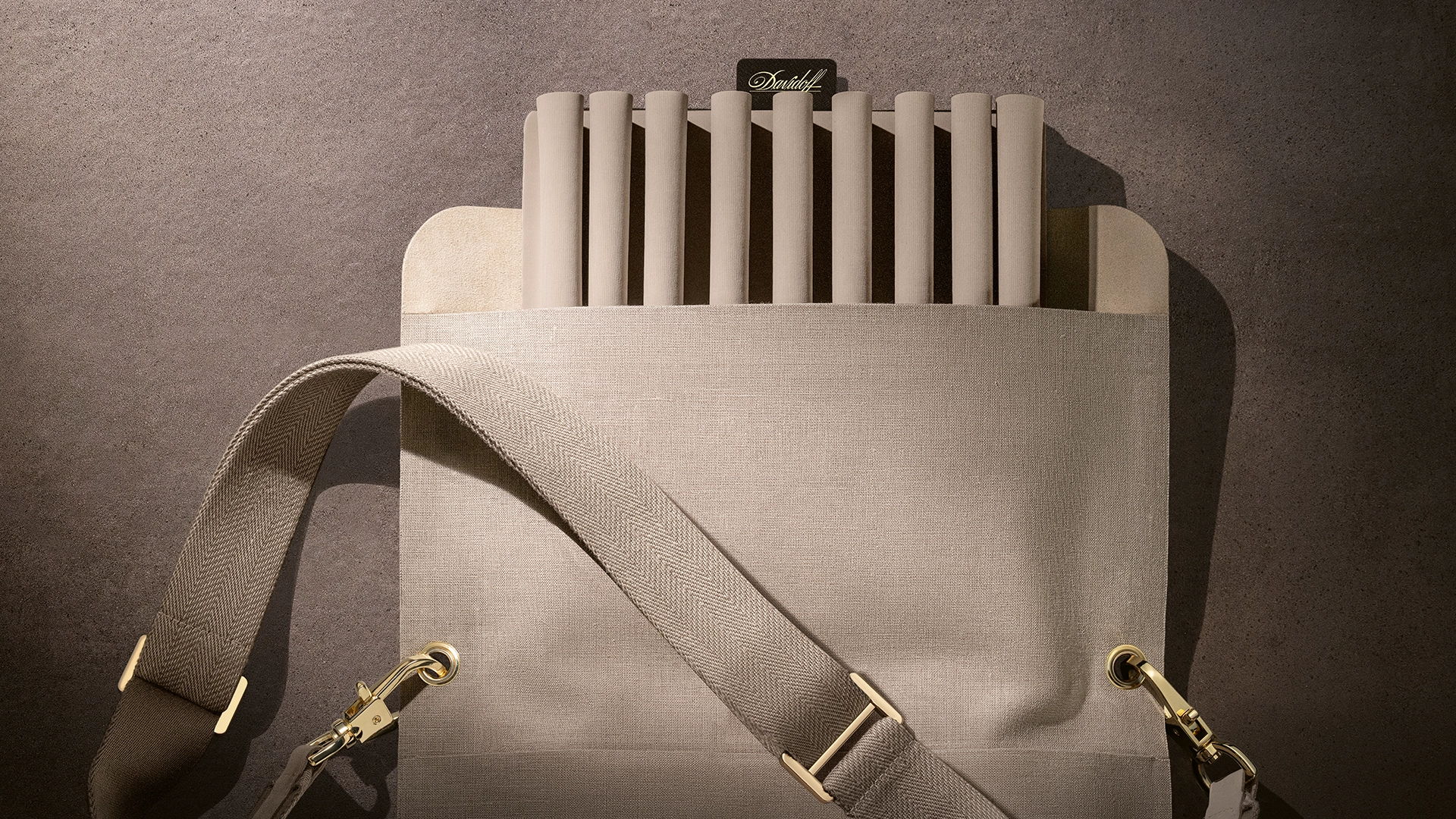 Geöffneter Travel Humidor Urban mit leerer Zigarren-Einlage. 