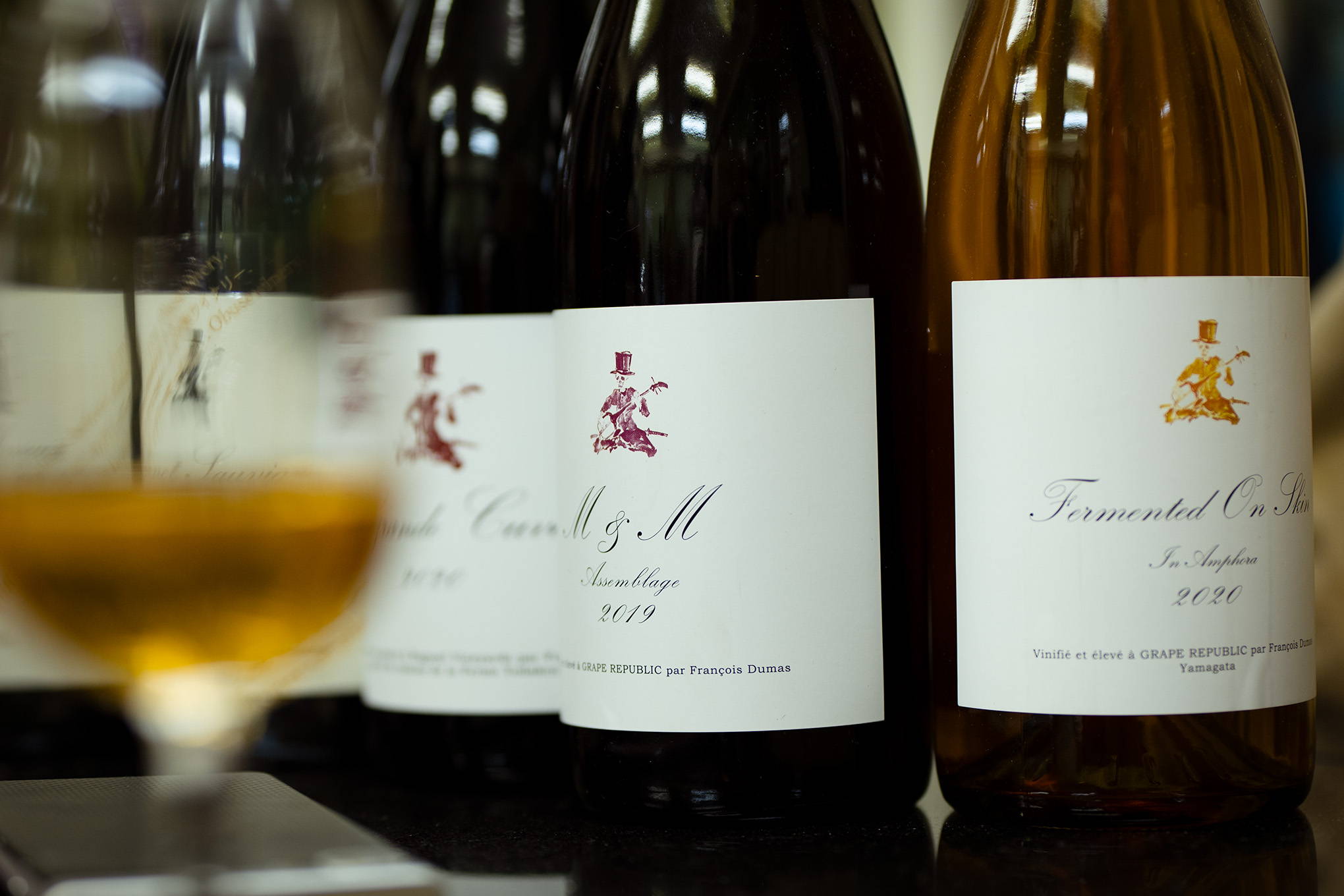 『GRAPE REPUBLIC』に委託醸造した、オリジナルのワイン。ブドウを絞ってアンフォラを使い、何も加えない本当の