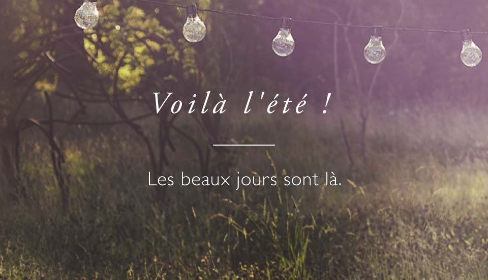 Lifestyle avec guirlande guinguette suspendue au-dessus d’une prairie.
