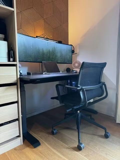 Elektrisch höhenverstellbarer Bürotisch Elevate von ofinto in der Tischplatten-Farbe Schwarz und Beine aus Schwarz in einem hochmodernen Homeoffice
