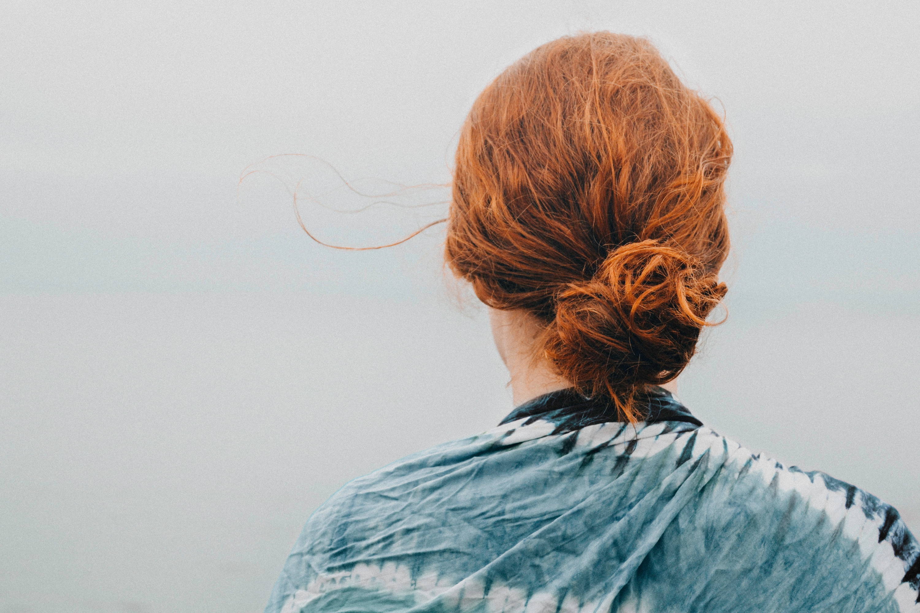 moño desordenado de pelo rojo