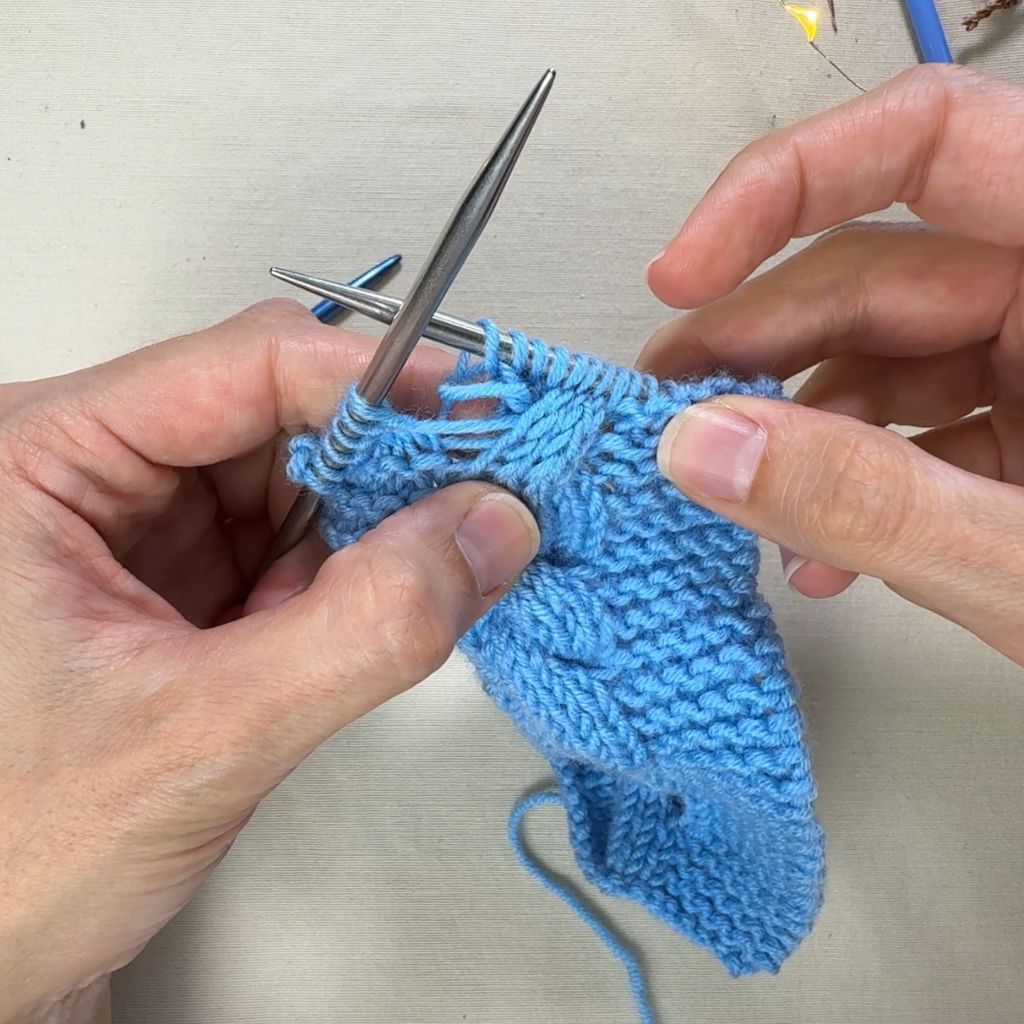 Einen rechtsgeneigten Zopf stricken: Schritt 8.