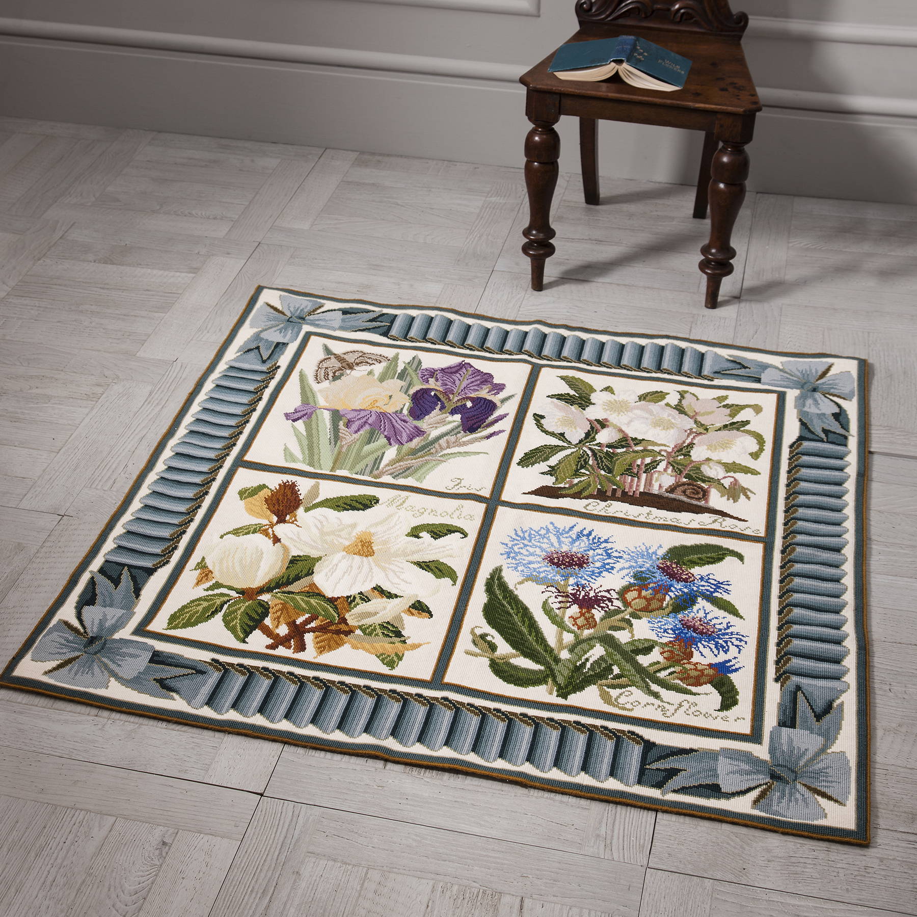 4-panel carpet with blue ribbon & bow border
