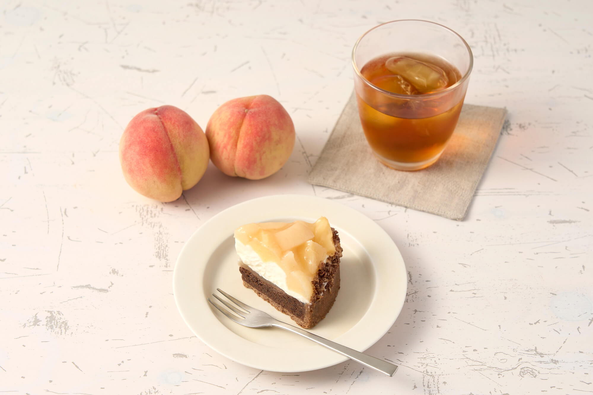 桃のチョコレートタルトと紅茶