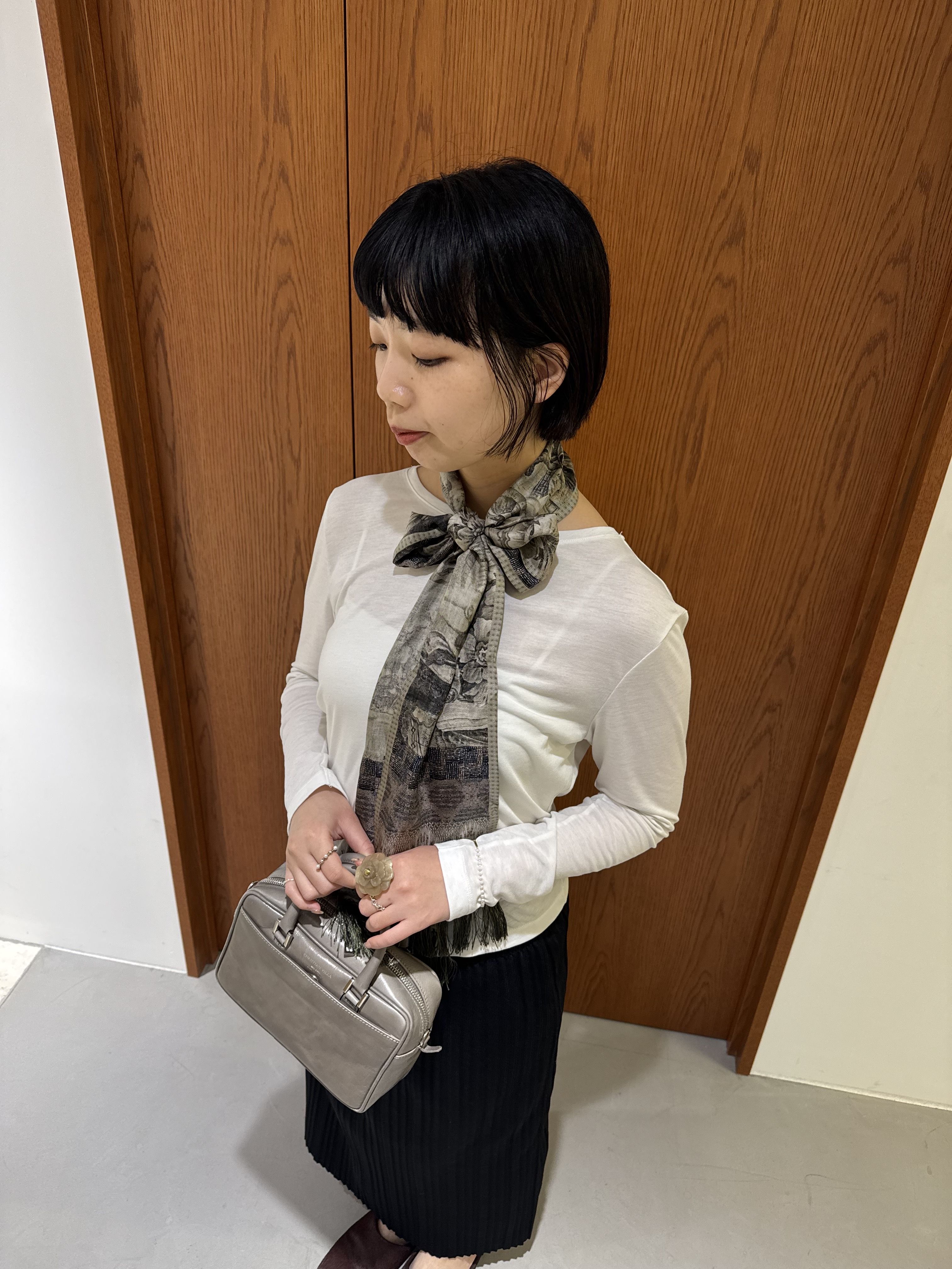 スカーフ 巻き方 首元 スタイリング スカーフ バッグ アレンジ