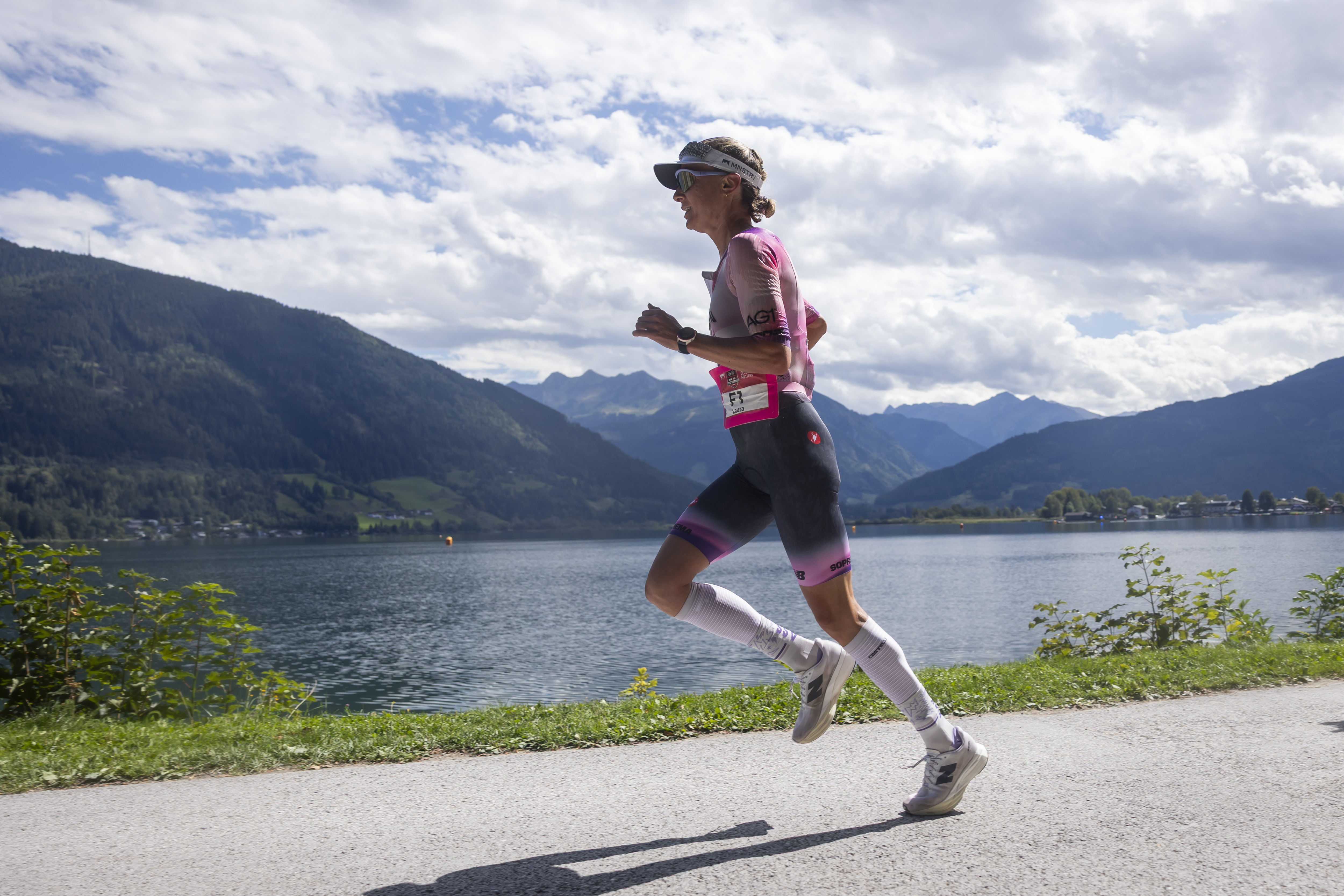 Laura Philipp aus Deutschland absolviert den Laufabschnitt beim IRONMAN 70.3 Zell am See am 30. August 2026 in Zell am See, Österreich.