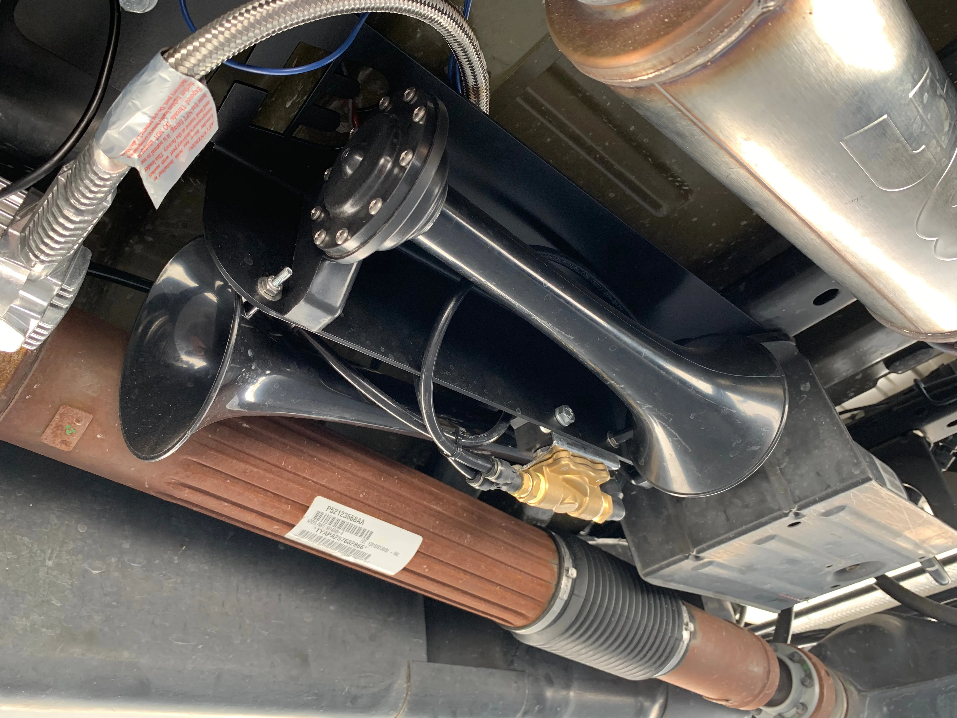 Wrango Horn Kit plumbing bracket underbody hardware detail Annie's 2017 Jeep Wrangler JKU onboard air photo 8