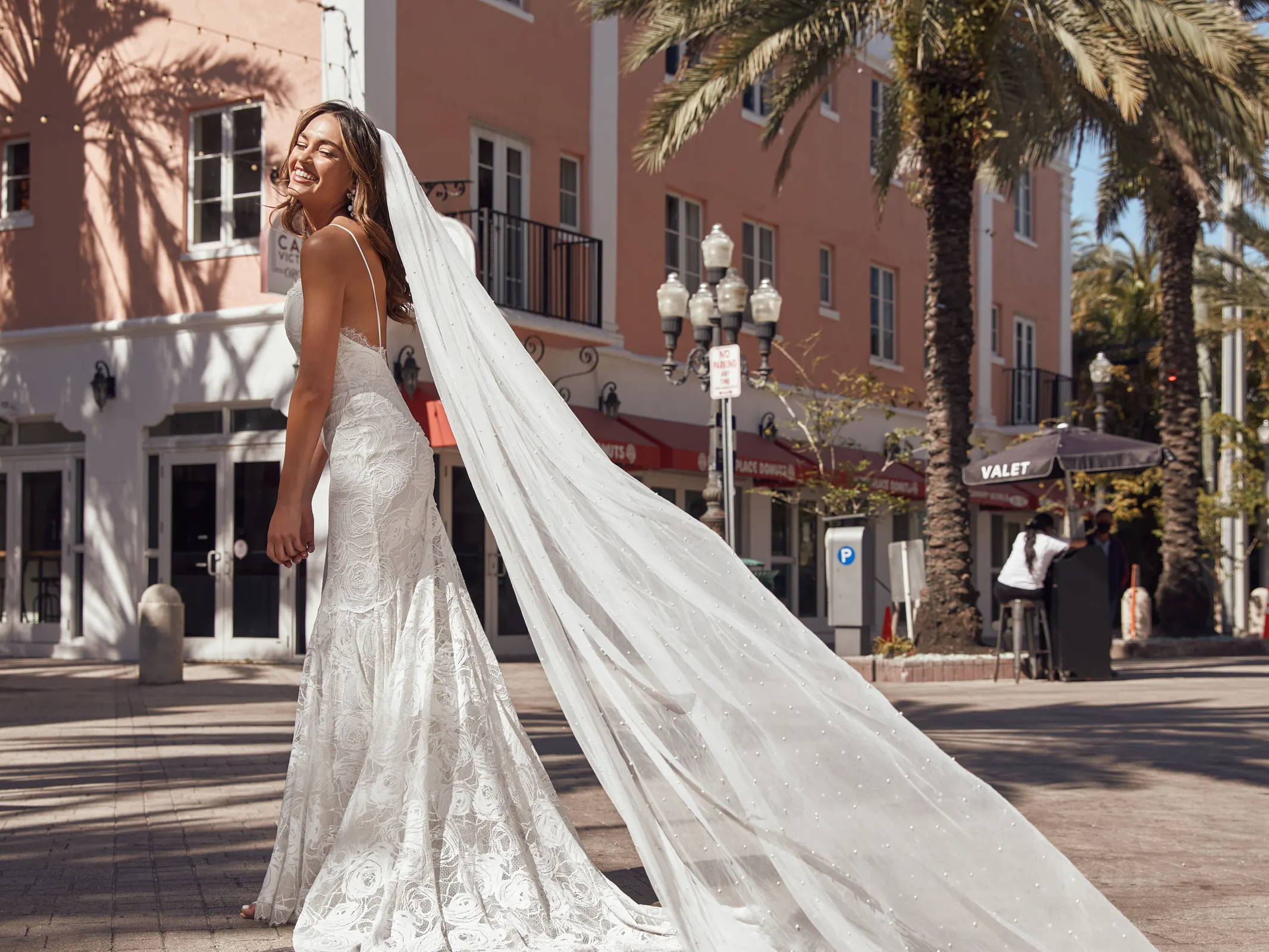 La mariée porte la robe Grace Loves Lace Clo pearl et un long voile nacré.