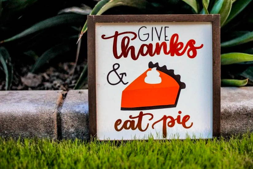 Image of sign reading 'give thanks & eat pie'.