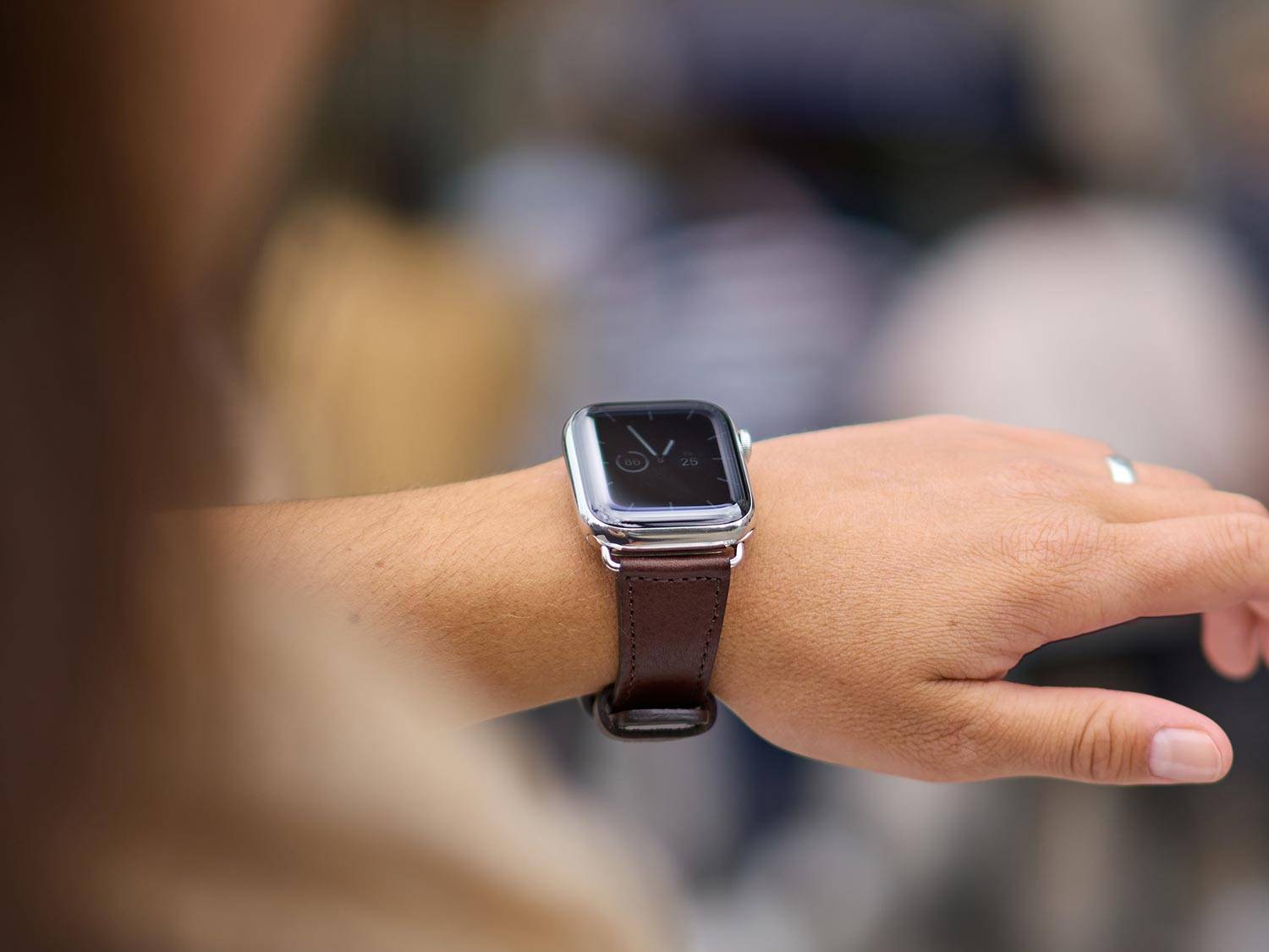 Am Handgelenk einer Frau ist eine Apple Watch zu sehen mit einem Lederarmband von Goodwilhelm