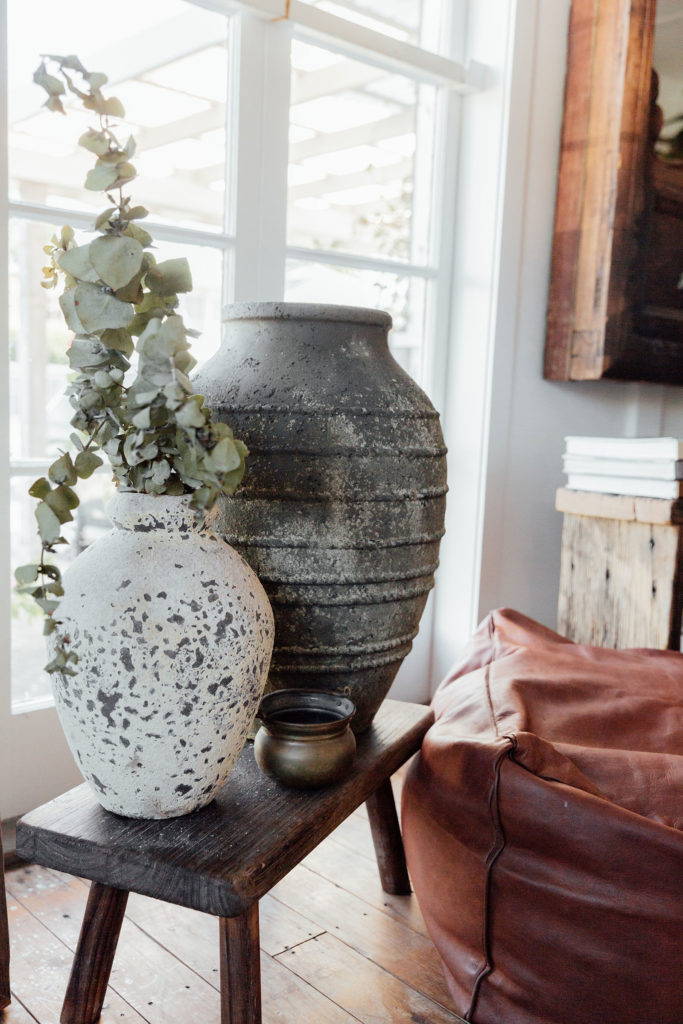 Weiß gesprenkelte Vase und große graue Steinvase