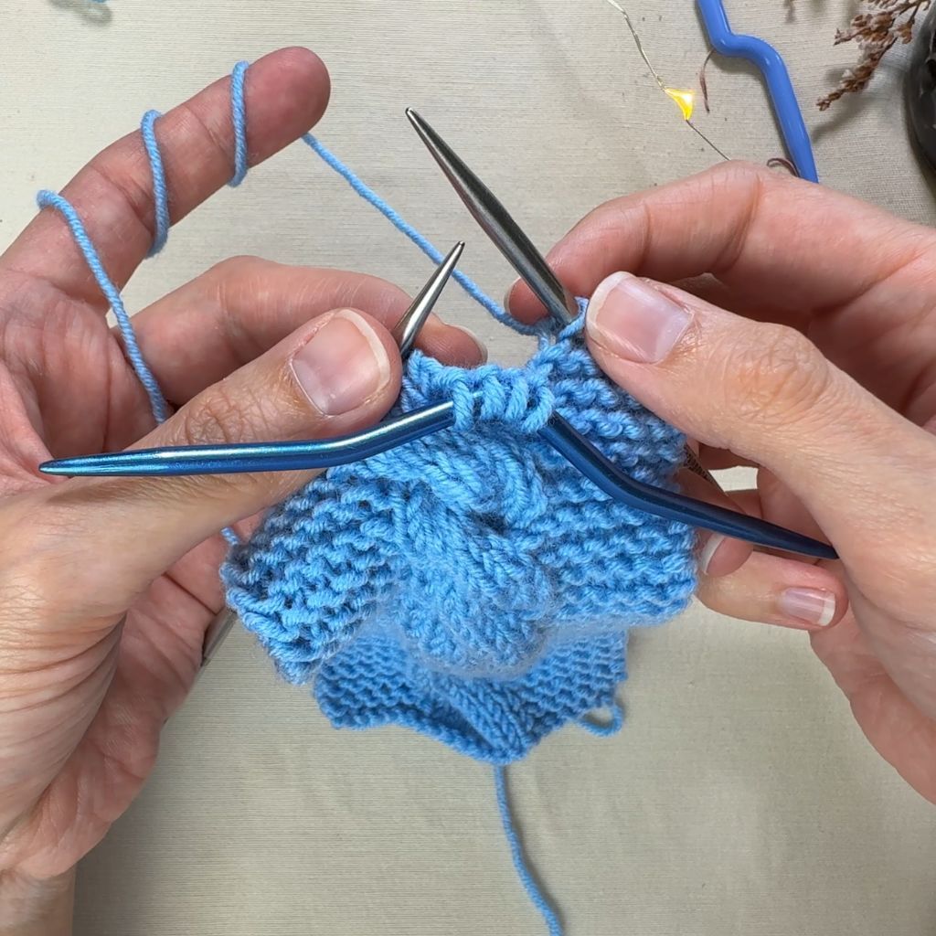 Linksgeneigten Zopf stricken: Schritt 3.