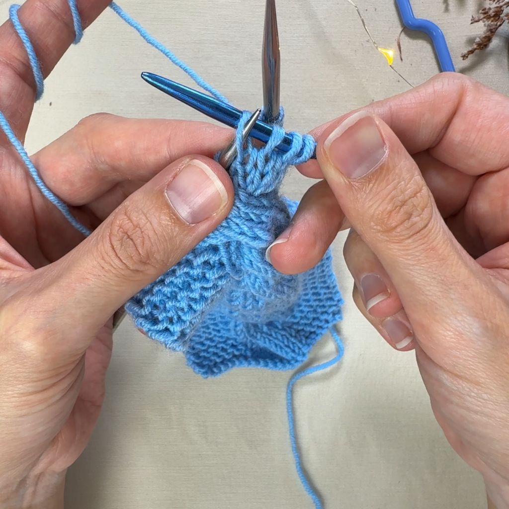 Linksgeneigten Zopf stricken: Schritt 2.