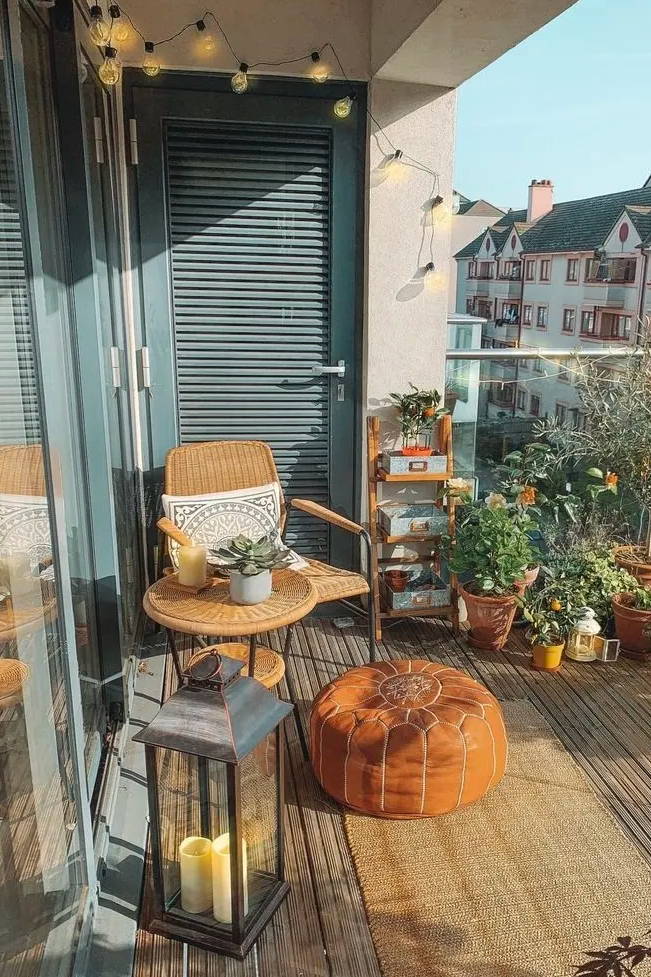 Customers balcony photo displaying festoons, lanterns and candles