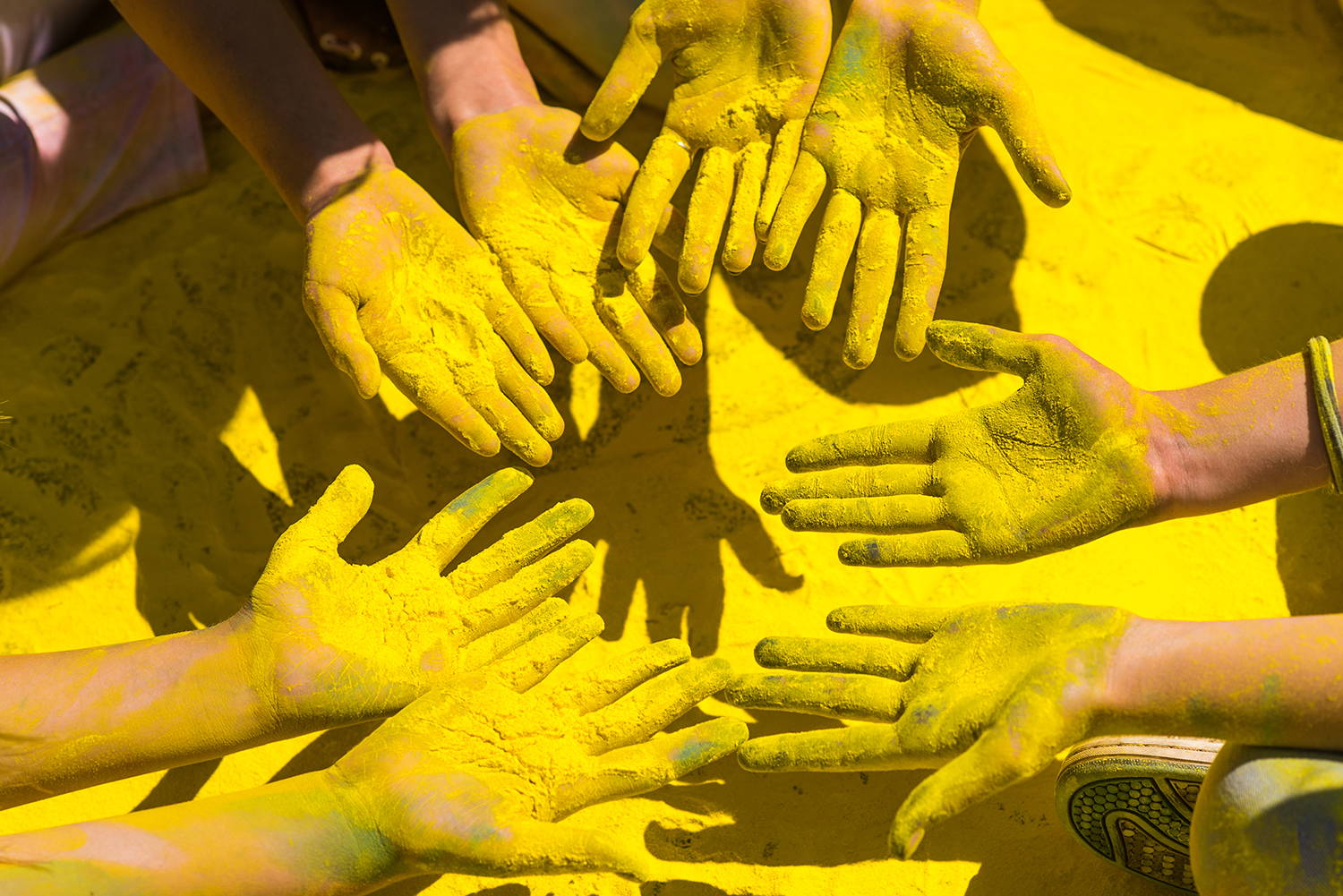 Yellow Hands © Mikhail - stock.adobe.com