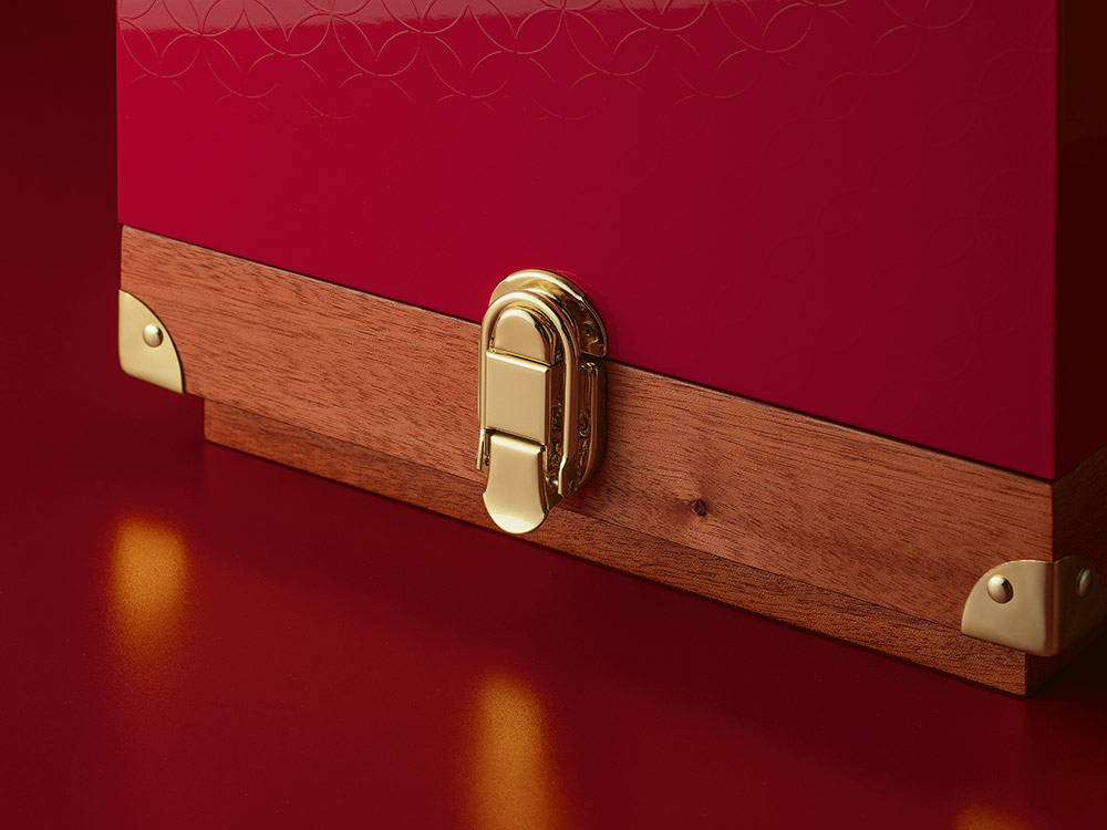 Close-up of the golden clasp on the cabinet of the Davidoff The Year of Collector’s Edition.
