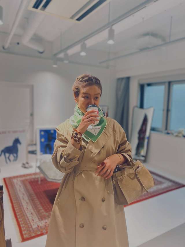 スカーフ 巻き方 首元 スタイリング スカーフ バッグ アレンジ