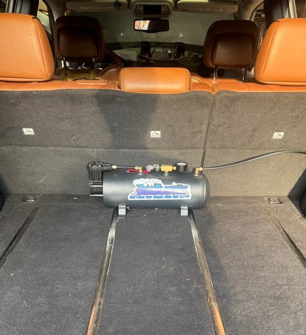 Mayson’s 2011 Jeep Grand Cherokee Overland with Flatlaw 3-Liter Train Horn Kit installed