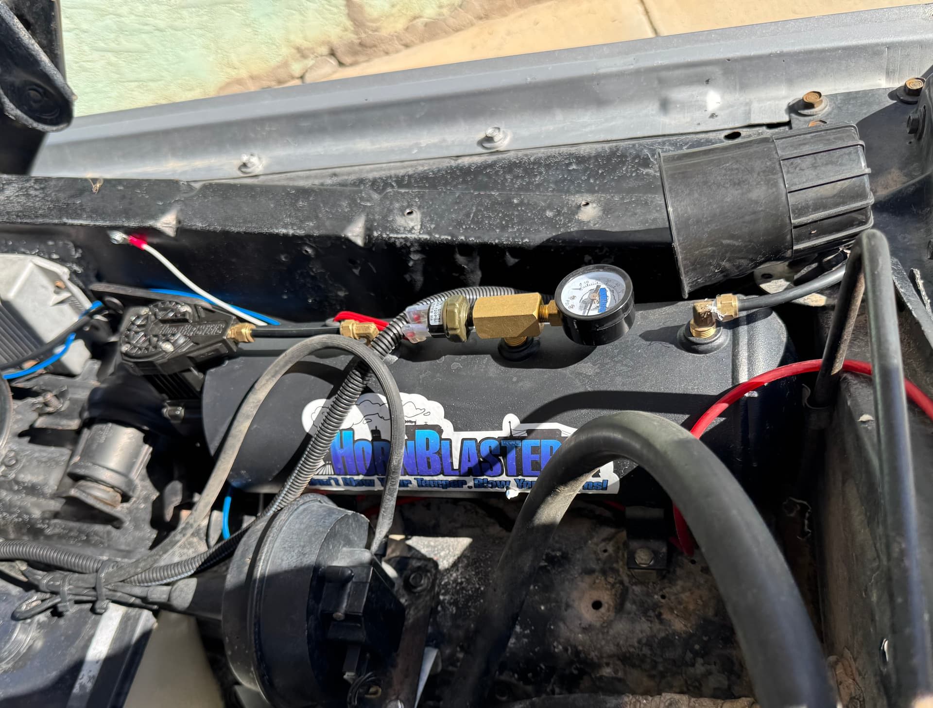 1979 Ford F100 with 2-Chime 3-Liter Air Horn Kit installed