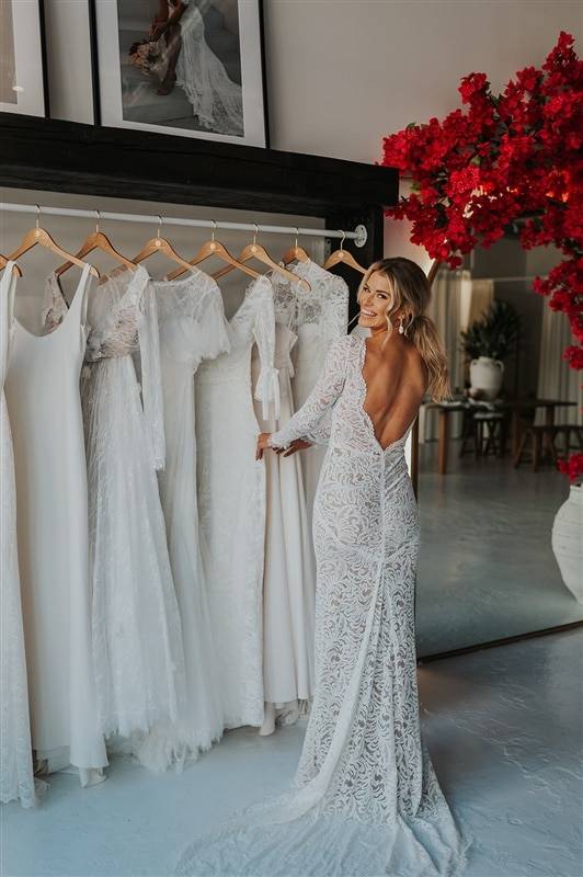 Las mujeres buscan entre los vestidos de novia con el vestido de novia Grace Loves Lace Orla