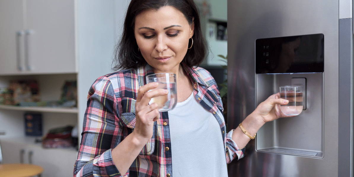 Συνδέστε το σύστημα αντίστροφης όσμωσης στο ψυγείο/παγομηχανή