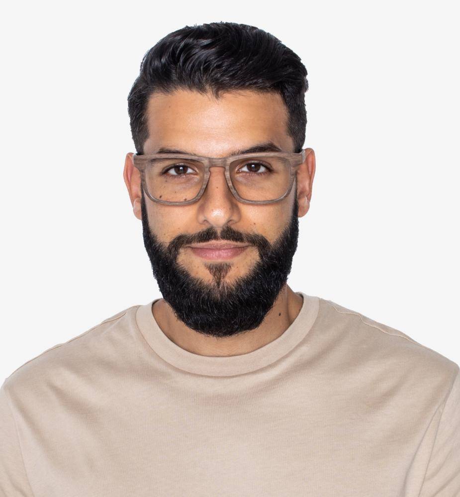 Homme au visage rond portant des lunettes de vue rectangulaires Bold Brown en bois de chêne avec une chemise marron clair