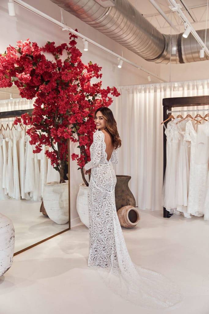 Bougainvilliers roses dans l'espace blanc du showroom Miami Grace Loves Lace