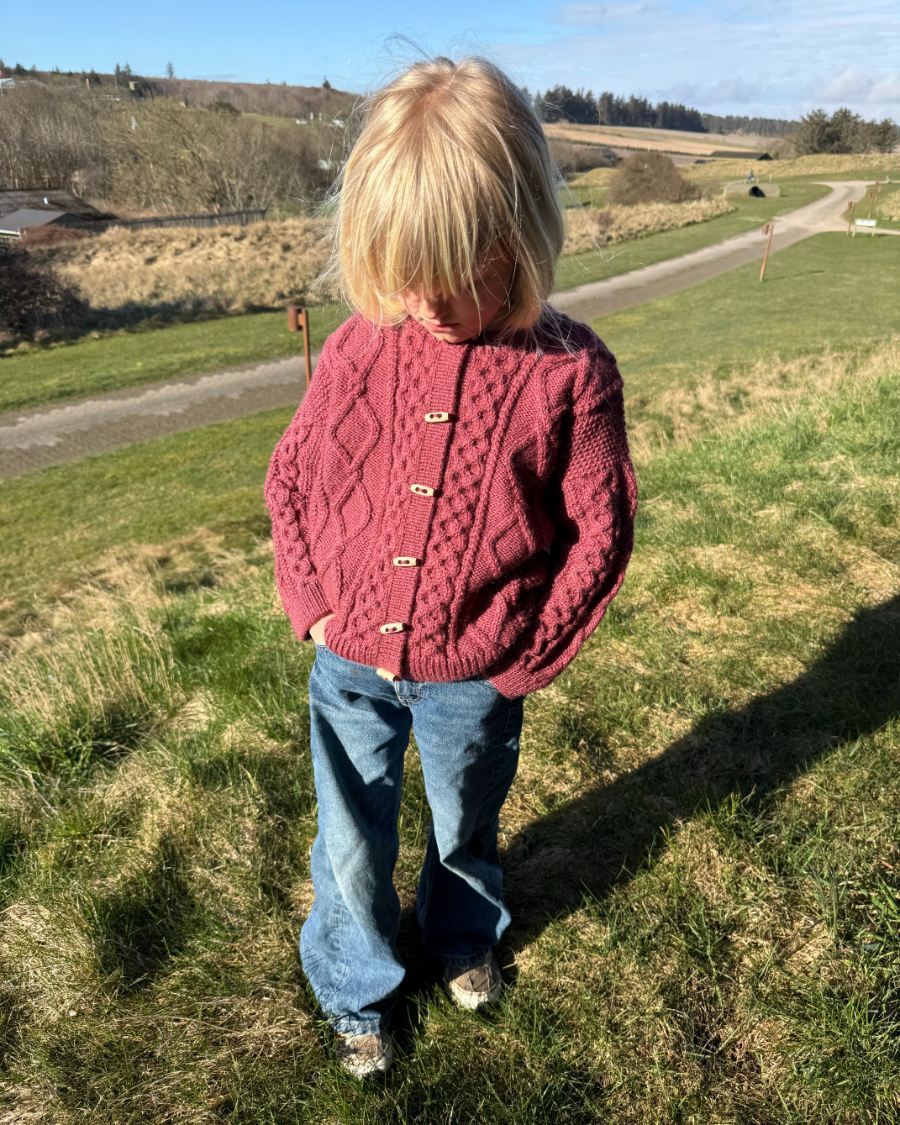 Barn iført bordeaux Dagmar Jacket Junior