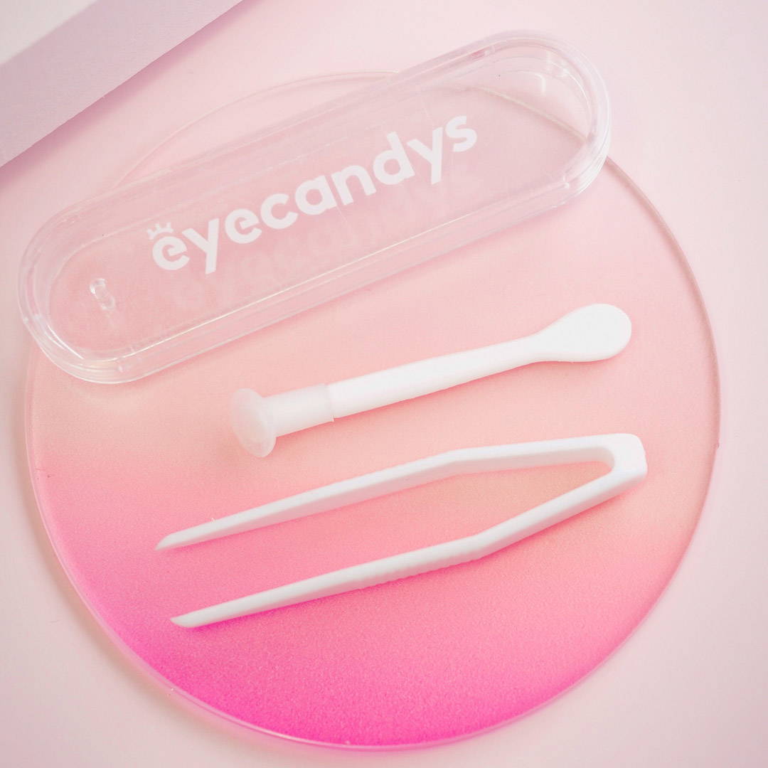 Eyecandys Contact Lens Applicator Kit - with a pair of plastic tweezers for handling the lens and a rubber-tipped applicator to apply the lens onto the eye