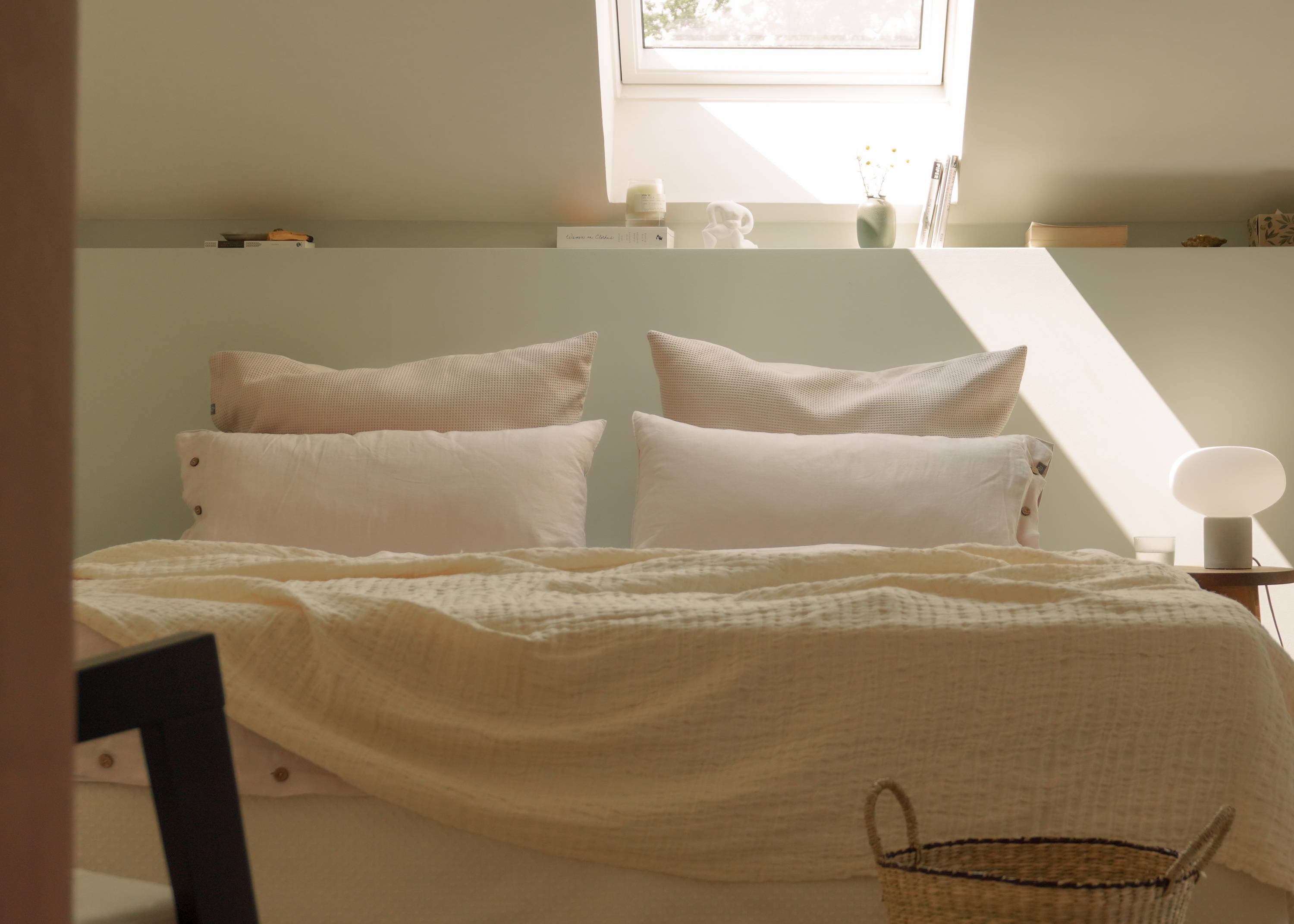 Ein Bett mit einer Tagesdecke