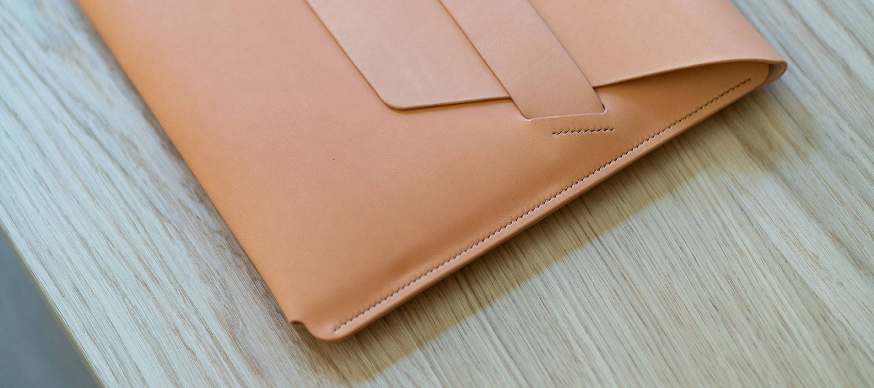 MacBook Leation Sleeve Detalhe Atelier Madre Manuel Dreesmann Barcelona