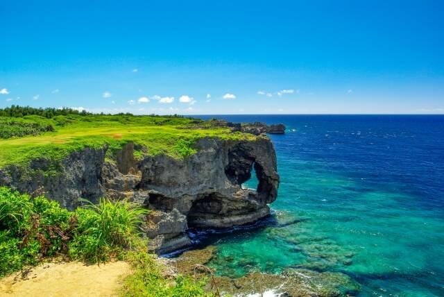 沖縄の絶景スポットで東シナ海を一望「万座毛」