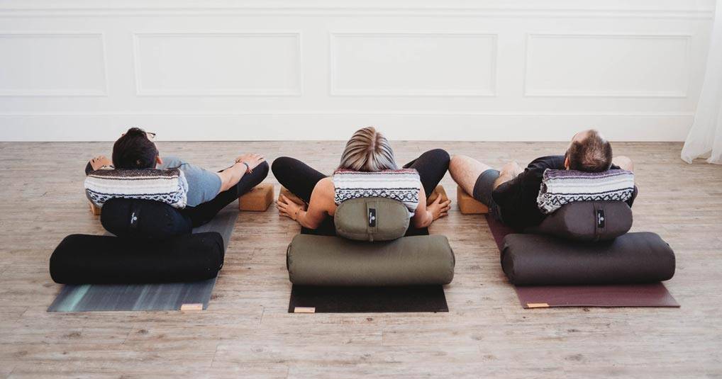 Comment utiliser les accessoires (bolster) l Mukha Yoga