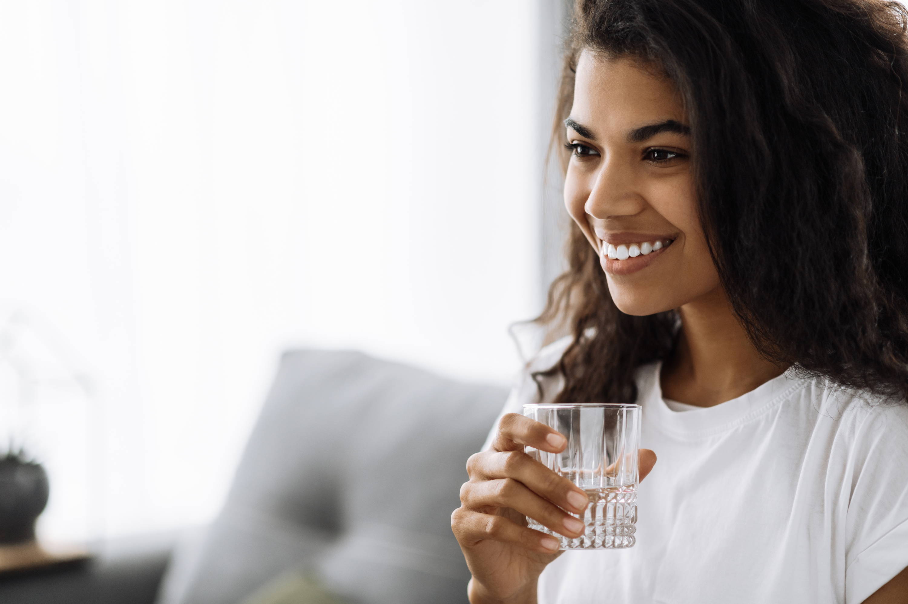 Mujer bebiendo agua filtrada purificada filtrada por RO