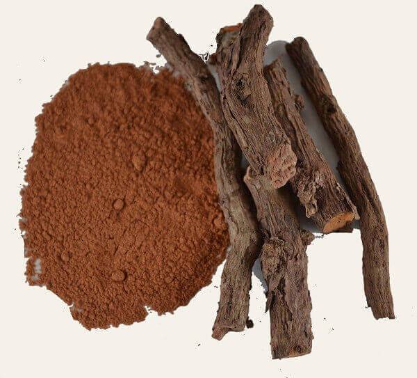La maravillosa hierba 'Manjishtha' o rubia india, que le da a este aceite su encantador color y potencia. Aquí se muestran sus tallos, sólidos y en polvo.