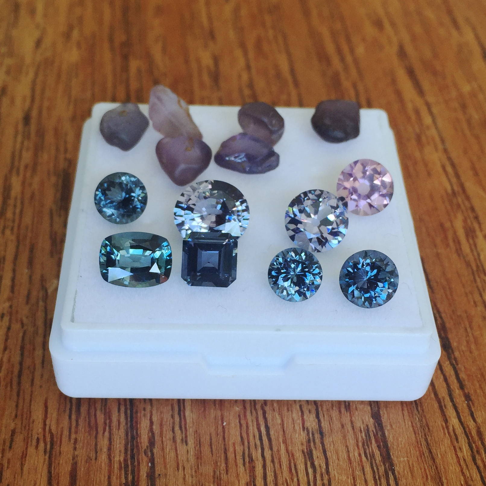 Loose spinel gemstones