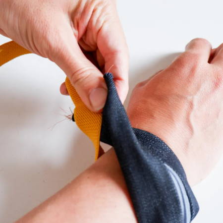 Measuring the length of an elastic piece to sew a wrist pouch