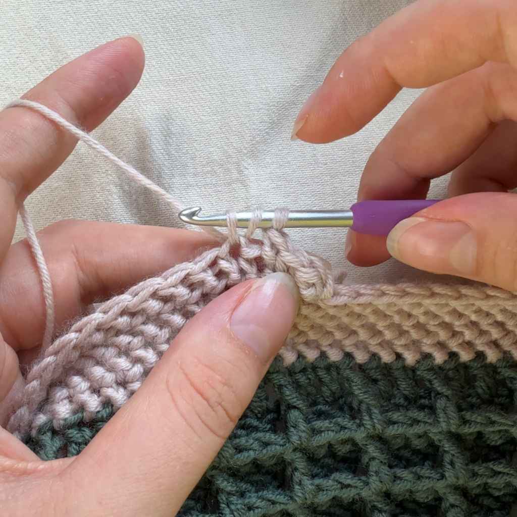 Halbes Fischgrät-Stäbchen. Schritt 4: Drei Maschen liegen auf der Nadel.